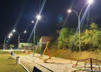 Secretaria de Infraestrutura reinstala iluminação na Praça do Timbezinho
