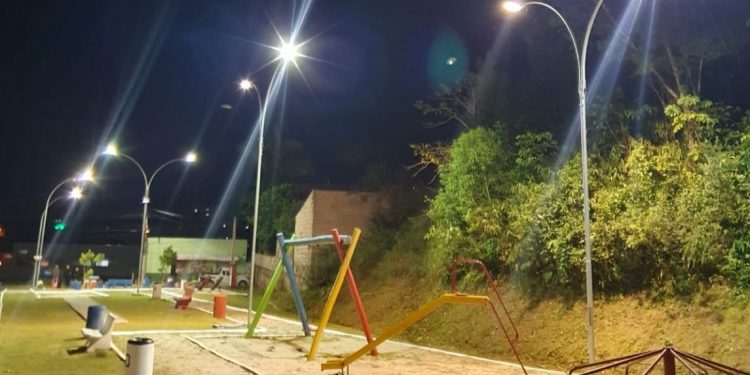 Secretaria de Infraestrutura reinstala iluminação na Praça do Timbezinho