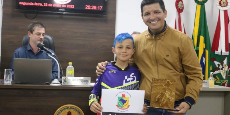 Menino morador do bairro Carmelo é homenageado na Câmara