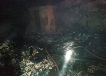 Casa fica destruída após incêndio em São João Batista