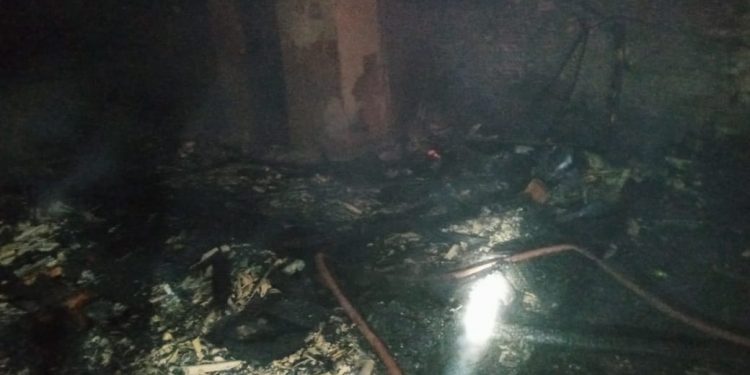 Casa fica destruída após incêndio em São João Batista