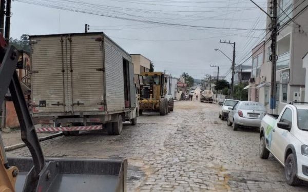 Secretaria de Infraestrutura solicita a motoristas que não deixem veículos estacionados na rua Jorge Lacerda e transversais