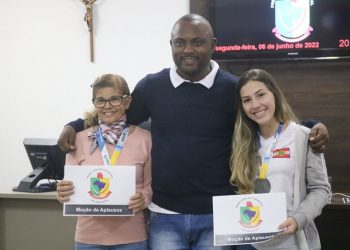 Atletas e treinadora batistenses são homenageadas na Câmara