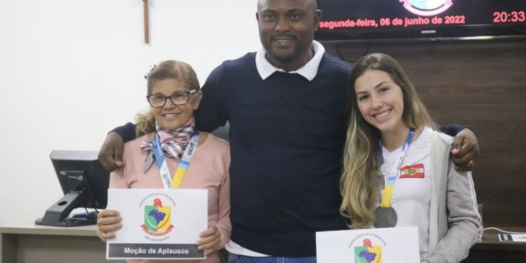 Atletas e treinadora batistenses são homenageadas na Câmara