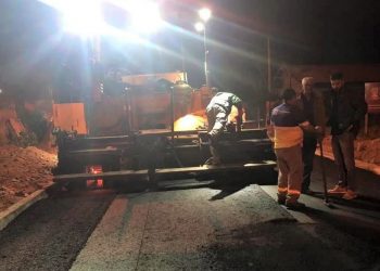 Chuva da trégua e prefeitura agiliza asfaltamento de rua, em São João Batista