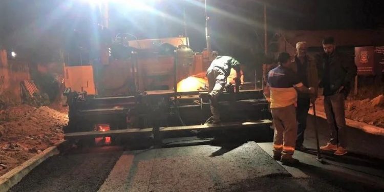 Chuva da trégua e prefeitura agiliza asfaltamento de rua, em São João Batista