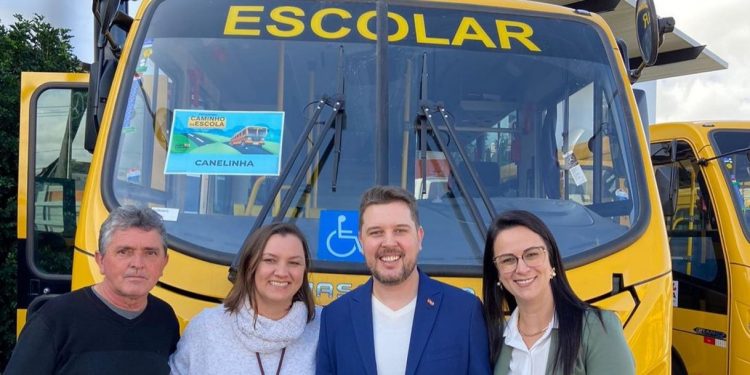 Canelinha recebe ônibus do Governo do Estado