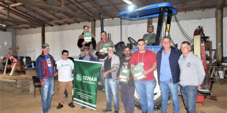 Servidores da Agricultura e produtores rurais participam de curso sobre operação e manutenção de tratores