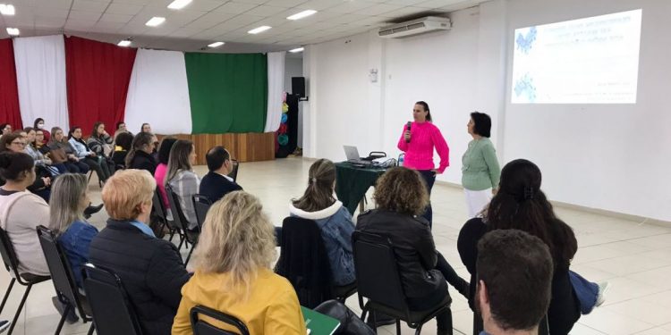Secretaria de Educação de Nova Trento realiza formação sobre conselhos municipais