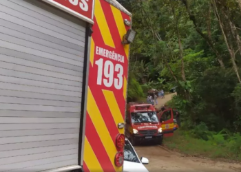 Carroça cai em barranco e homem é resgatado por helicóptero em Nova Trento