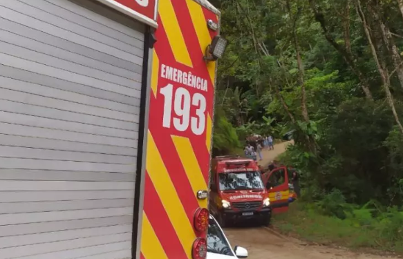 Carroça cai em barranco e homem é resgatado por helicóptero em Nova Trento