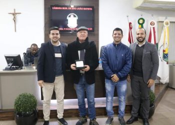 Câmara entrega placa de Honra ao Mérito Literário a batistense