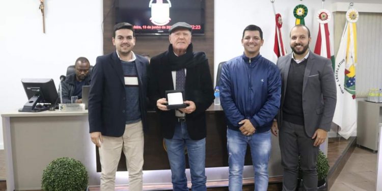 Câmara entrega placa de Honra ao Mérito Literário a batistense