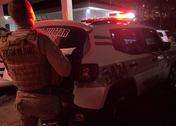 Polícia prende mulher por tráfico de drogas e porte ilegal de arma, em São João Batista