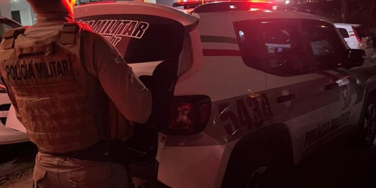 Polícia prende mulher por tráfico de drogas e porte ilegal de arma, em São João Batista