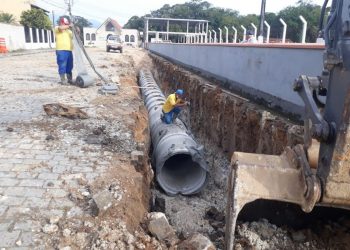 Nova tubulação de drenagem será implantada em trecho da rua Leoberto Leal