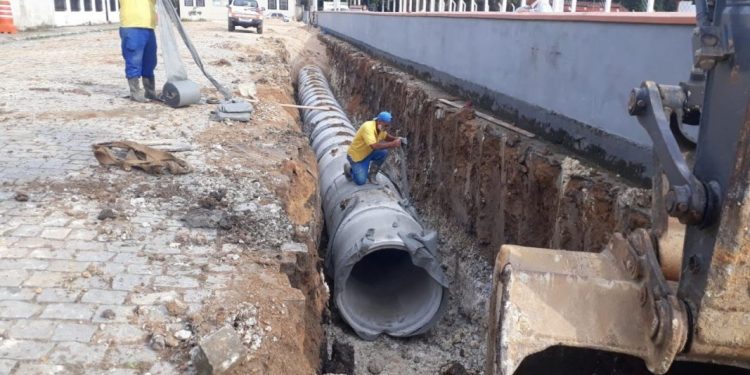 Nova tubulação de drenagem será implantada em trecho da rua Leoberto Leal