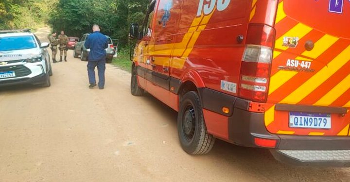 Homem é encontrado morto ao lado de carro, em Canelinha