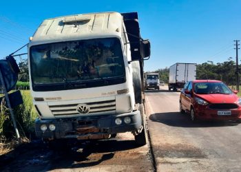 Incêndio deixa cabine de caminhão destruída na SC-410