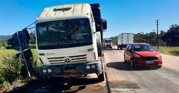 Incêndio deixa cabine de caminhão destruída na SC-410