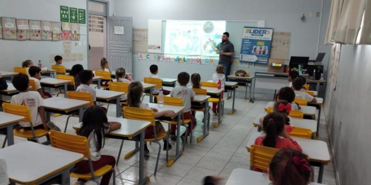 Nova Trento promove palestras sobre resíduos sólidos e coleta seletiva nas escolas