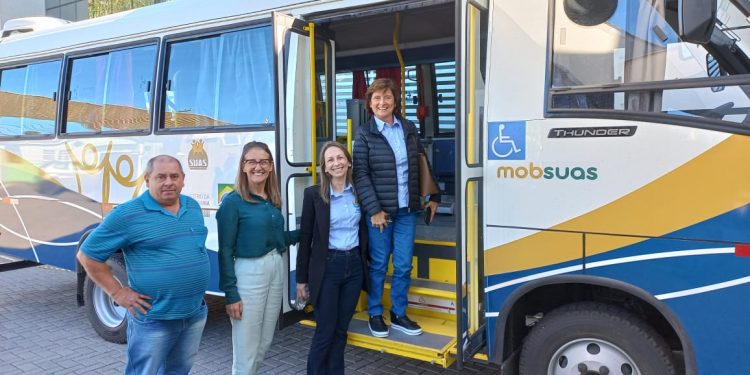 Município de São João Batista recebe novo micro-ônibus destinado à APAE