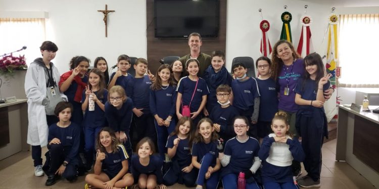Alunos do Sesc de São João Batista visitam a Câmara de Vereadores