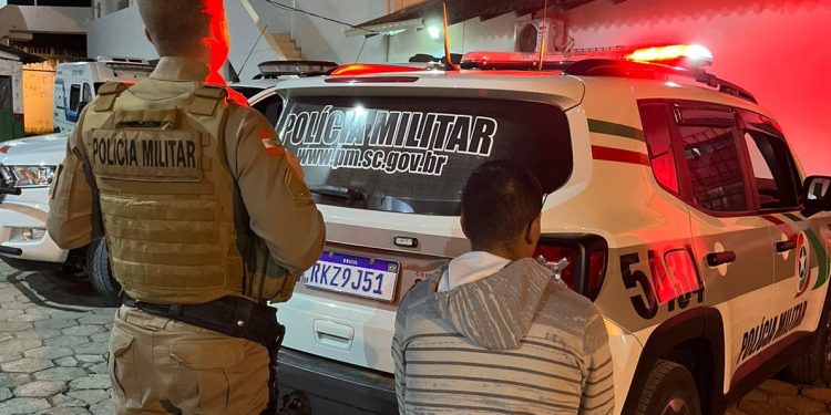 Homem com mandado de prisão por homicídio é preso, em São João Batista