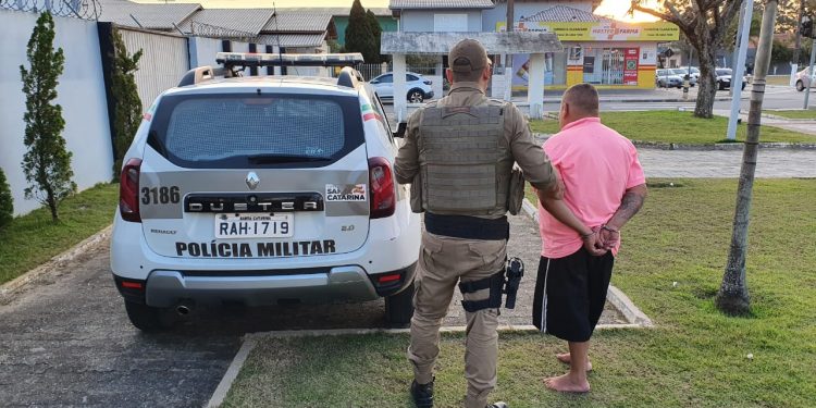 Assaltante é preso após invadir comércio e levar R$ 300