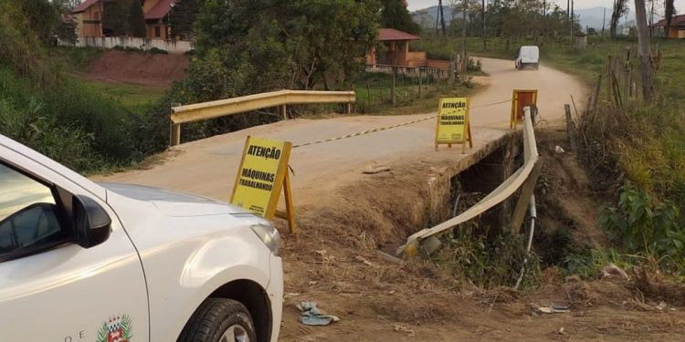 Após acidente, Prefeitura interdita e sinaliza defensa metálica