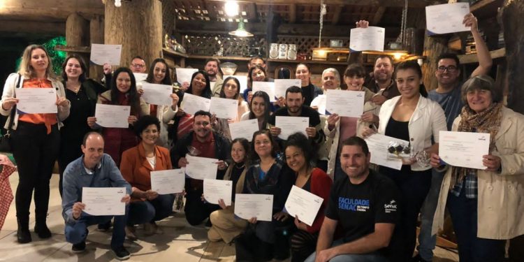 Curso de qualidade no atendimento ao turista é finalizado em Nova Trento
