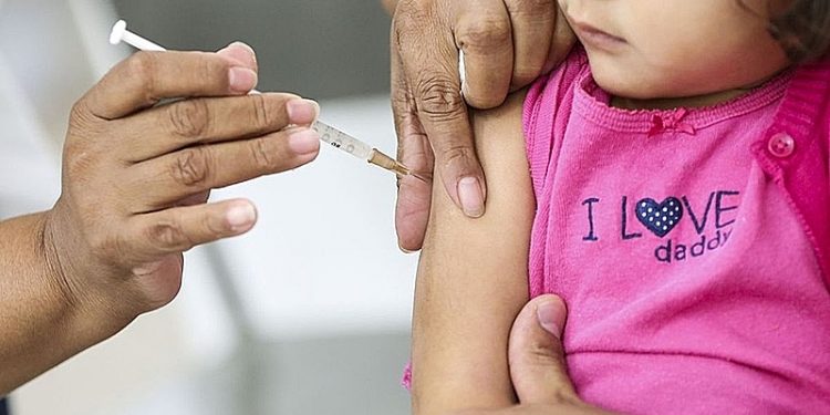 Saúde recomenda vacinação de crianças de 3 a 5 anos com CoronaVac
