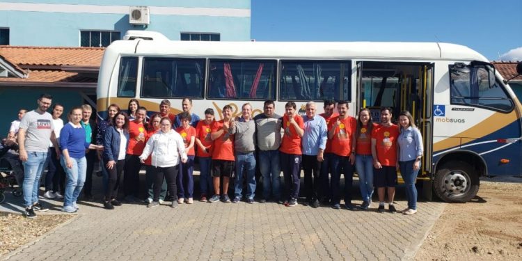Novo micro-ônibus é entregue para a APAE de São João Batista
