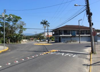 Rótula com tachões refletivos é instalada no acesso à rua Dr. Almir Zunino