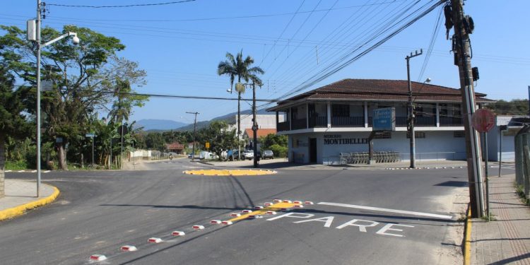 Rótula com tachões refletivos é instalada no acesso à rua Dr. Almir Zunino