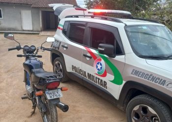 Homem furta motocicleta e é detido por populares, em São João Batista