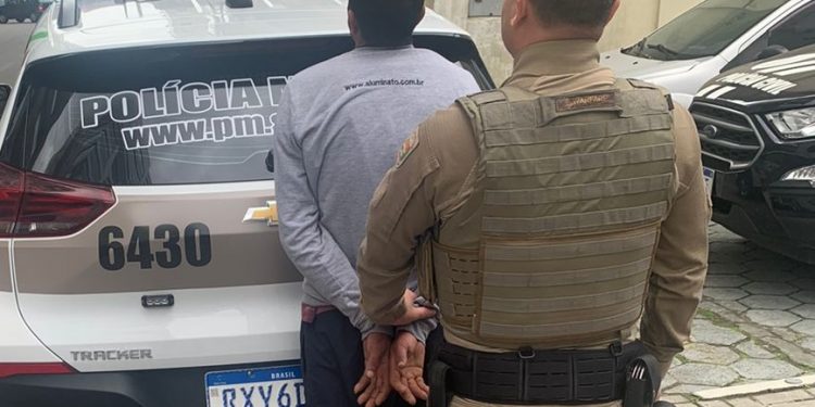 Após furtar cinco garrafas de whisky homem é preso