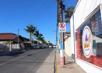 Rua Jorge Lacerda recebe nova sinalização viária