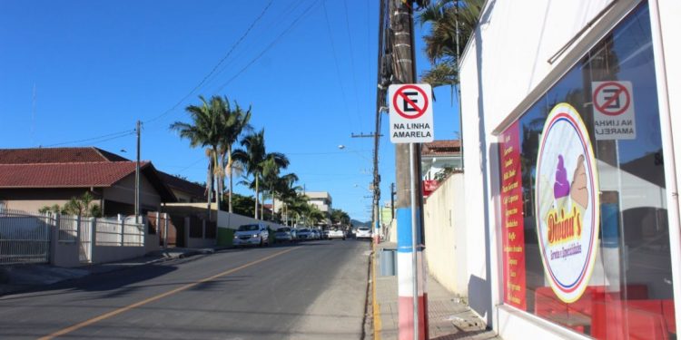 Rua Jorge Lacerda recebe nova sinalização viária