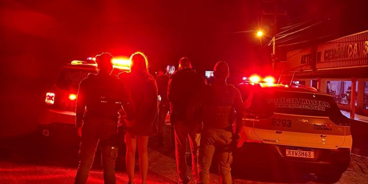 Casal de traficantes usava ‘disk drogas’ e é preso, em São João Batista