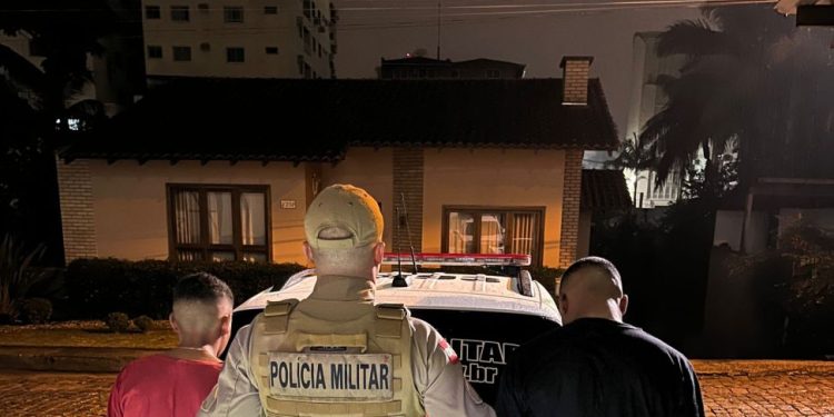 Jovens de 15 e 17 anos detidos por tráfico de drogas, em São João Batista