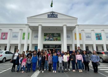 Havan presenteia crianças de Canelinha com sessão de cinema