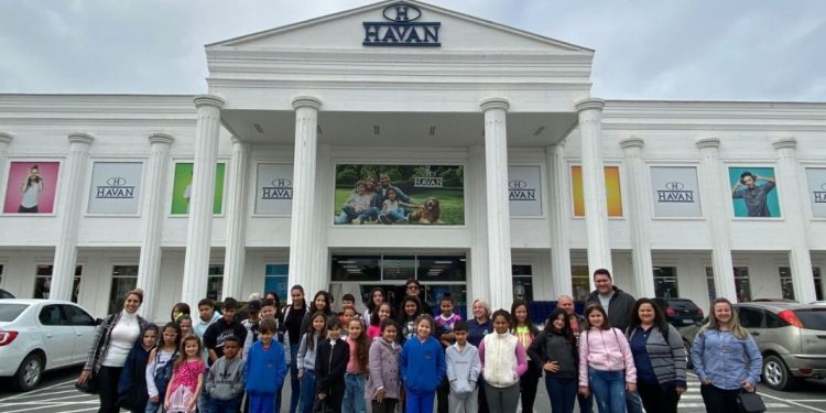 Havan presenteia crianças de Canelinha com sessão de cinema