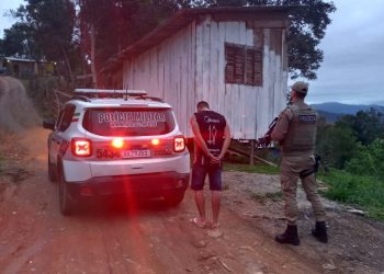 PM prende traficante e encontra 172 pedras de crack e cocaína, em São João Batista