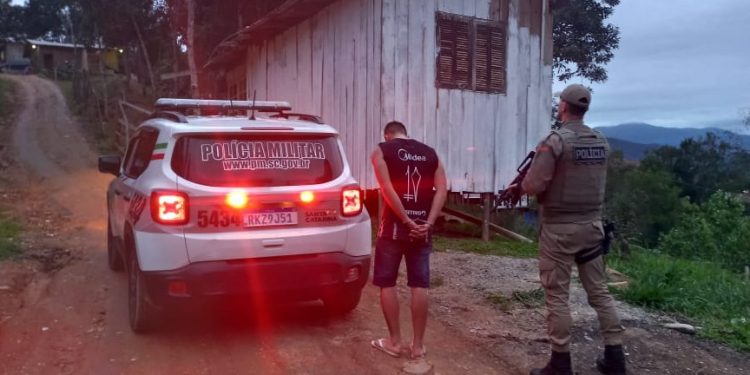 PM prende traficante e encontra 172 pedras de crack e cocaína, em São João Batista
