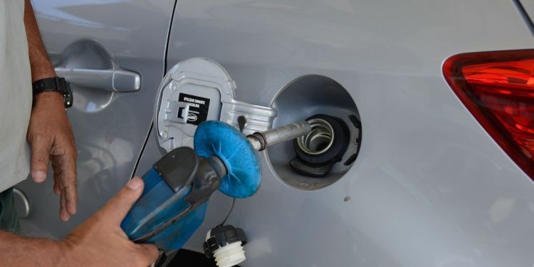Petrobras reduz litro da gasolina em R$ 0,25
