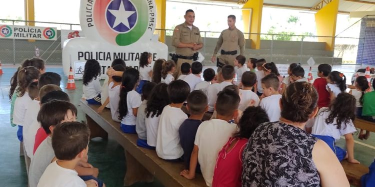 Polícia Militar realiza dia de orientação sobre o trânsito para alunos de Canelinha
