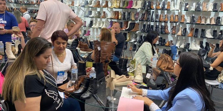 Coleções ousadas atraem olhares dos lojistas na 32ª SC Trade Show