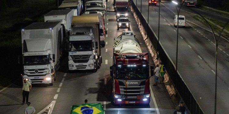 Todas rodovias federais do país estão livres de bloqueios, diz PRF