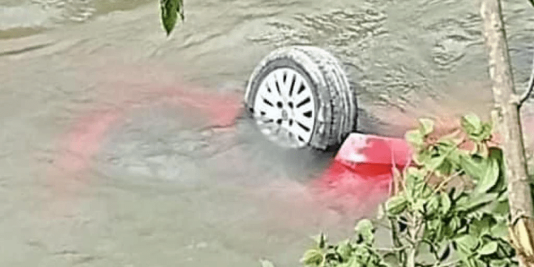 Carro cai em rio e ocupantes são resgatados com vida, em Nova Trento